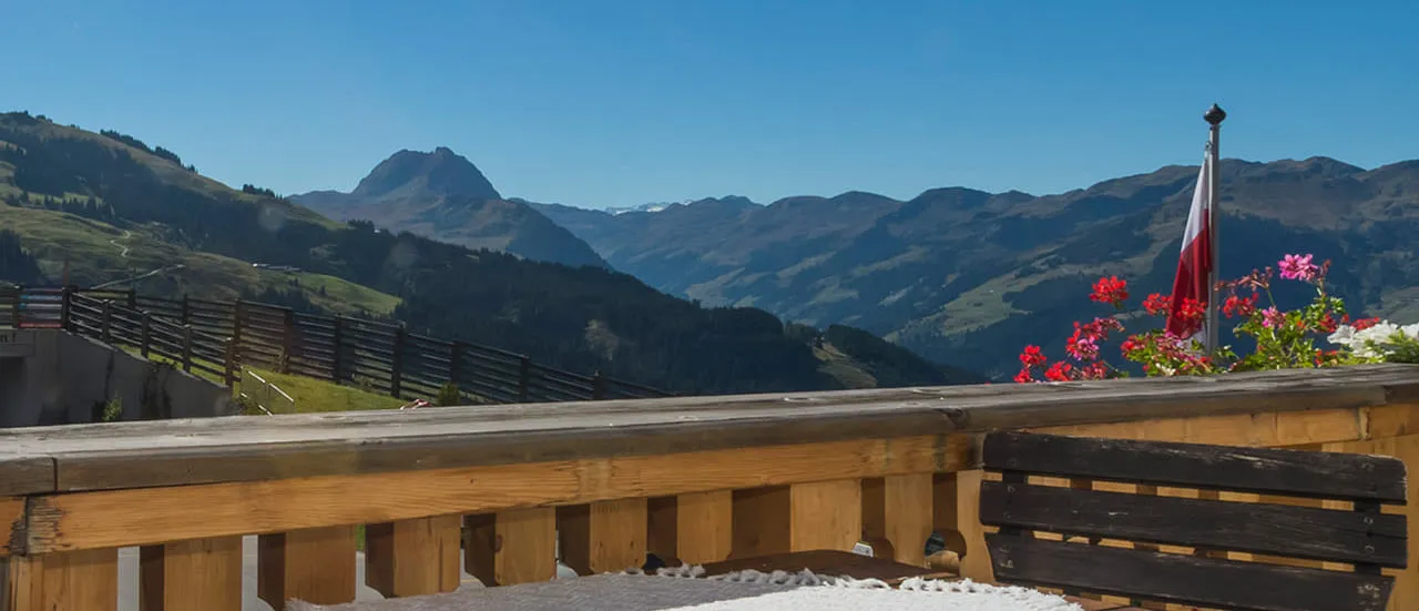 Gasthof OchsAlm im Sommer mit Blick auf die Kitzbüheler Alpen