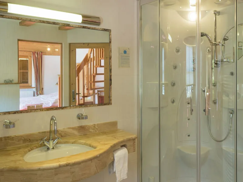 Modernes Badezimmer der Suite