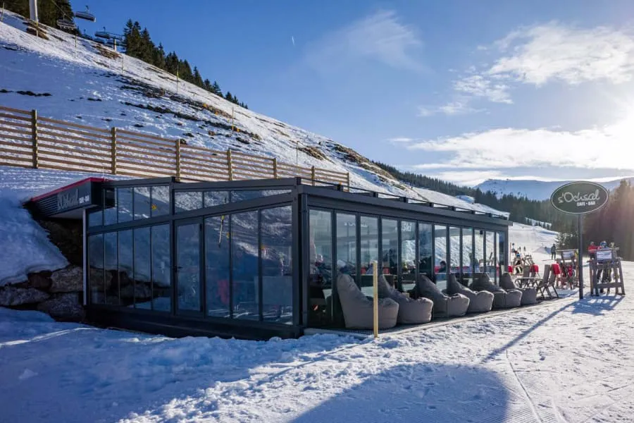 Verglaste Sonnenterrasse der OchsAlm im Winter